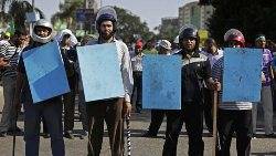 Protesters storm Muslim Brotherhood Cairo HQ, 8 killed 