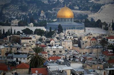 Israel passes law to strip residency of Jerusalem