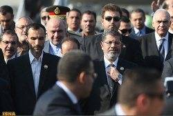 Morsi criticizes Syria at Tehran meeting 