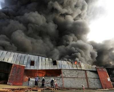 Yemen: Huge fire destroys aid supplies at Hudaida port