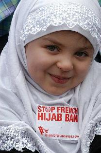 Francia, entre el aumento de las violaciones y la prohibición del uso del Hiyab